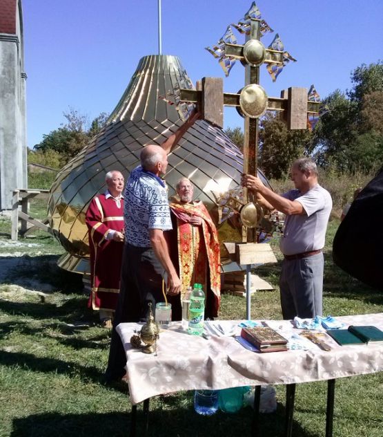 В 2017  в торжественной обстановке состоялось освещение креста и купола, после чего они были водружены на  строящийся храм.